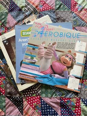 Set of 4 Vinyl Records Sesame Street Miss Piggy Workout ABCs Big Bird